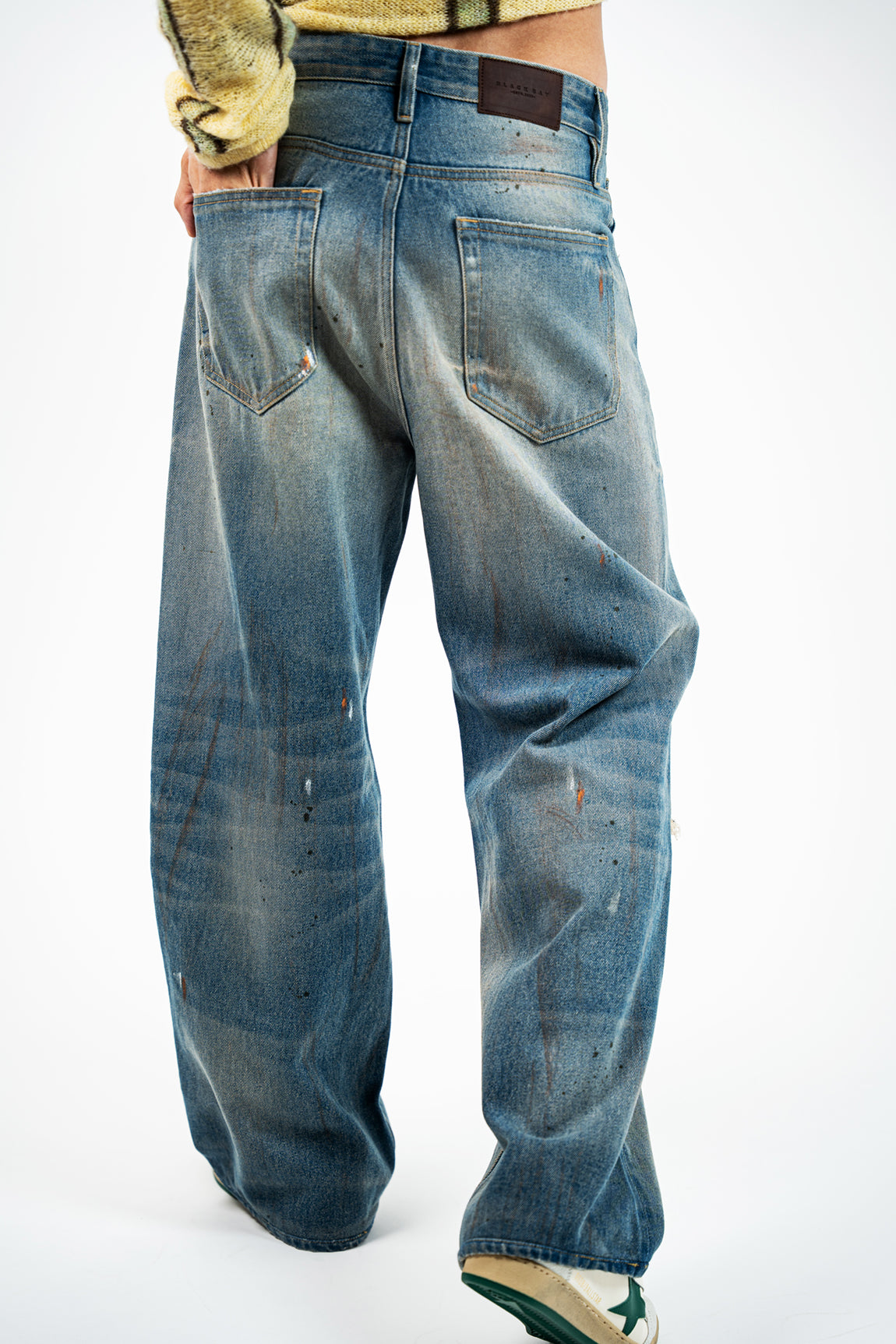 RUSTIC DISTRESSED STRAIGHT LEG JEANS