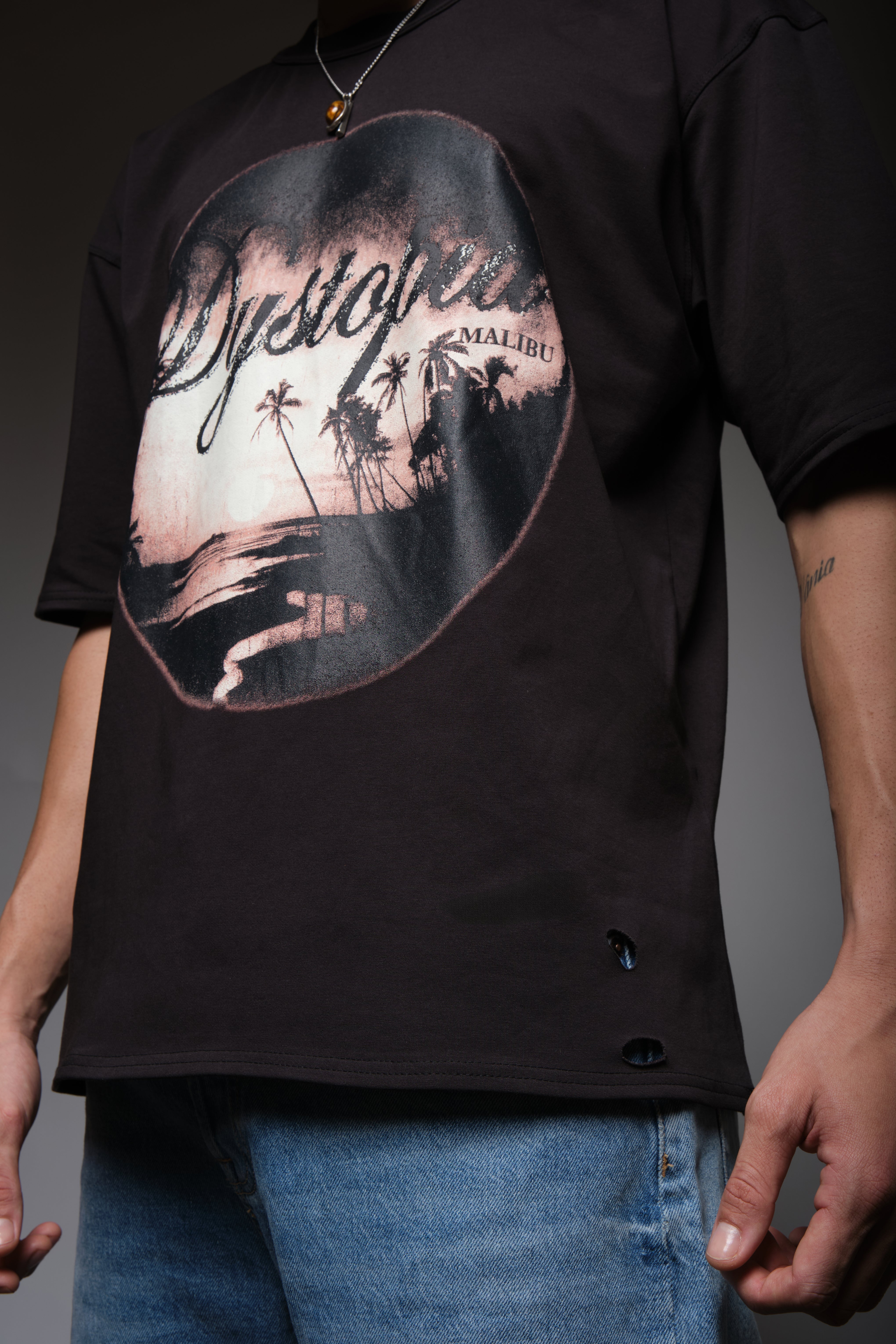 DYSTOPIA DISTRESSED TEE BLACK