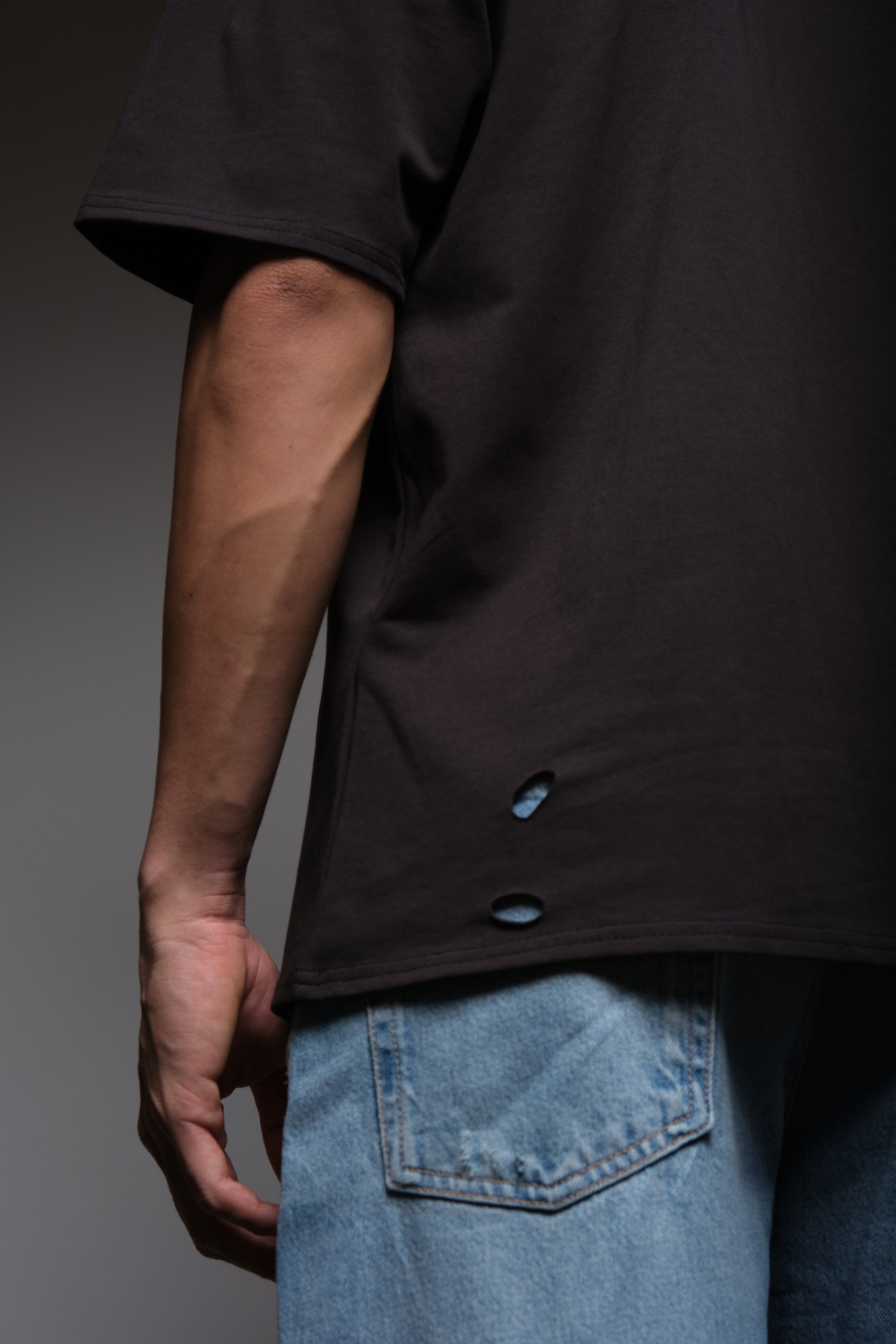 DYSTOPIA DISTRESSED TEE BLACK