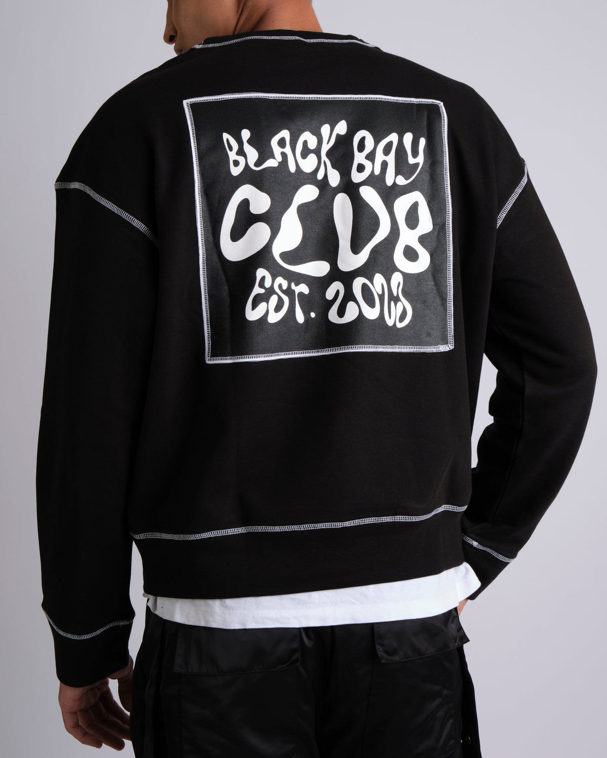 CONTRAST FLATLOCK SWEATSHIRT IN BLACK