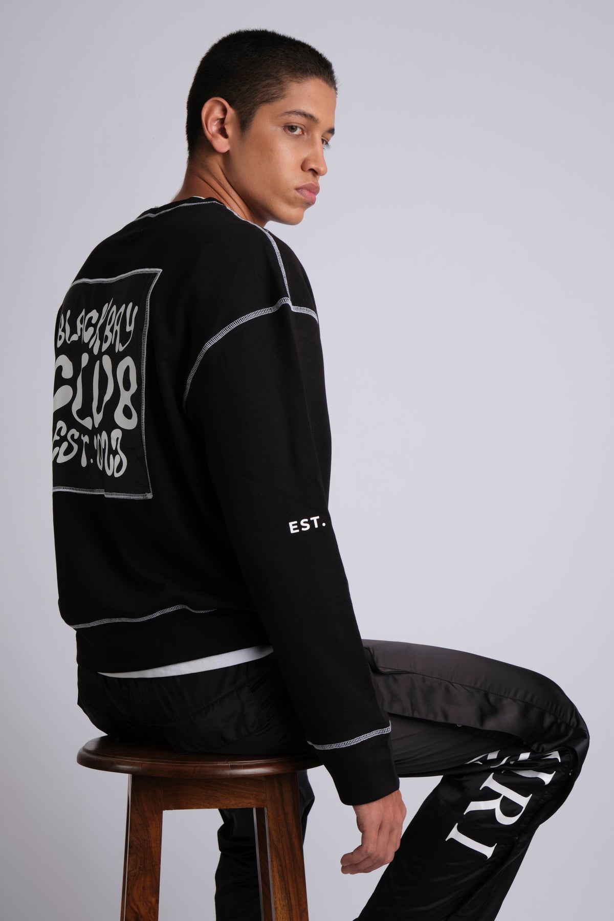 CONTRAST FLATLOCK SWEATSHIRT IN BLACK