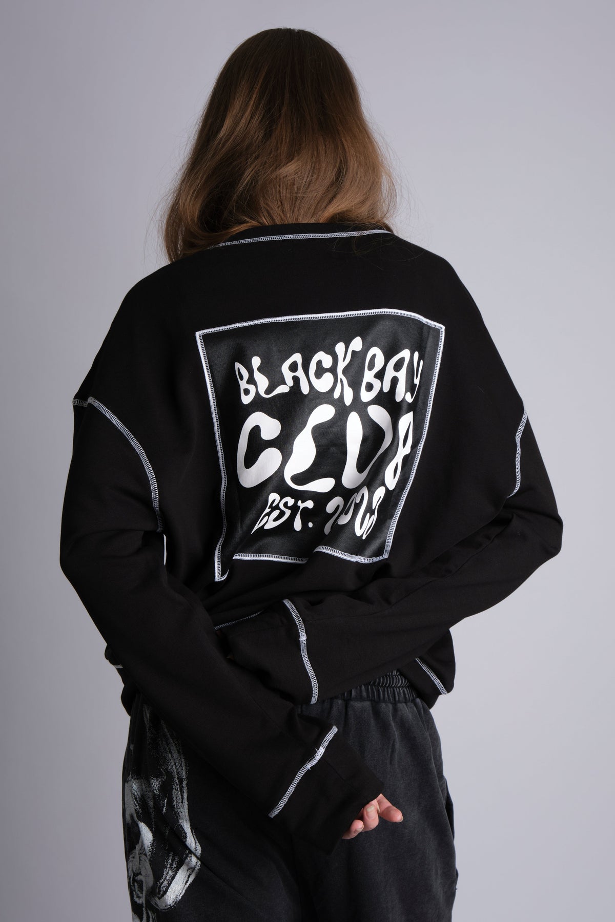 CONTRAST FLATLOCK SWEATSHIRT IN BLACK