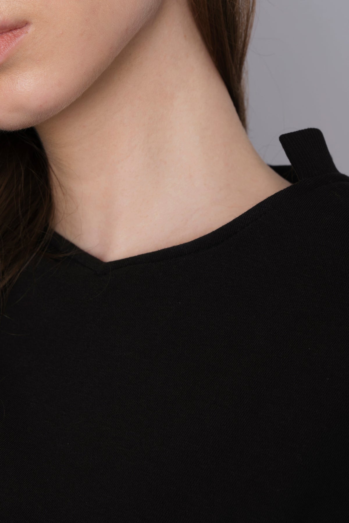 BLACK EMBROIDERY CROPPED SWEATSHIRT