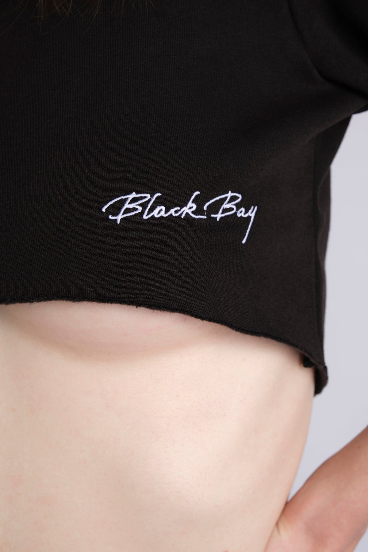 BLACK EMBROIDERY CROPPED SWEATSHIRT