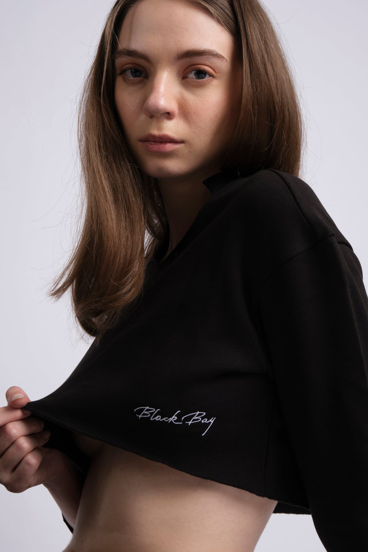 BLACK EMBROIDERY CROPPED SWEATSHIRT