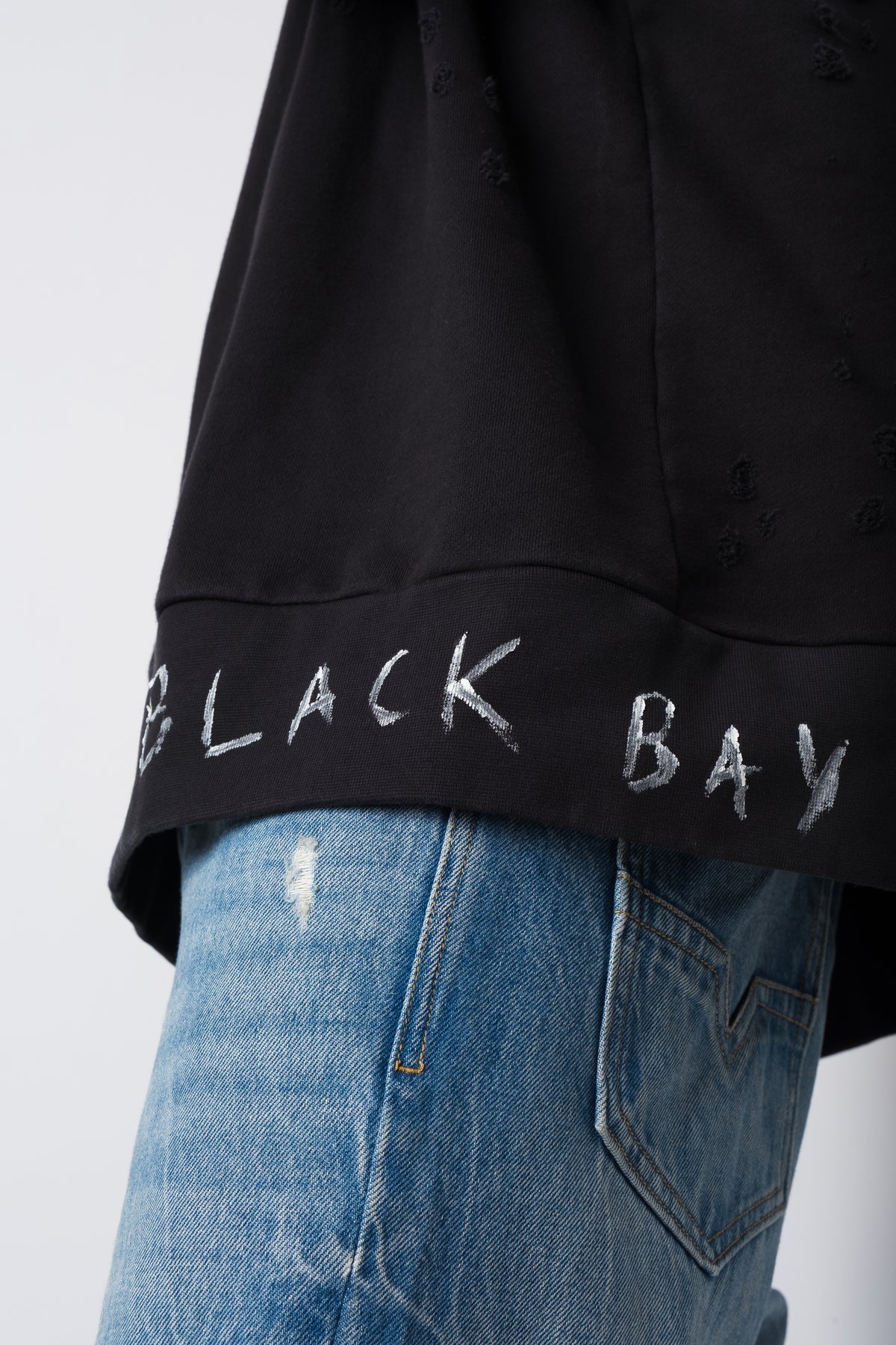 BLACK RAW HANDWRITTEN DISTRESSED ATELIER CREW NECK