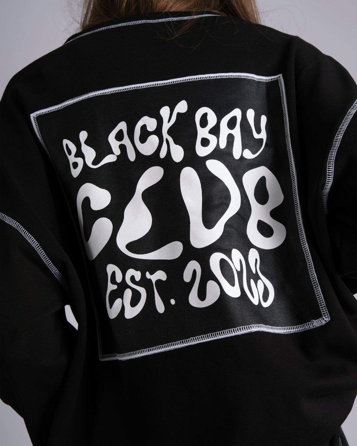 CONTRAST FLATLOCK SWEATSHIRT IN BLACK