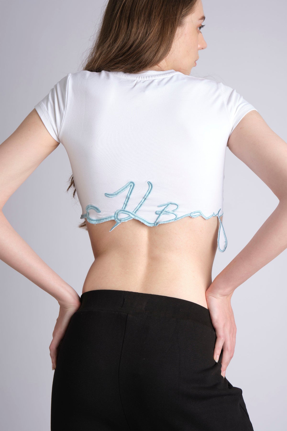 WHITE SIGNATURE HEM CROP TOP