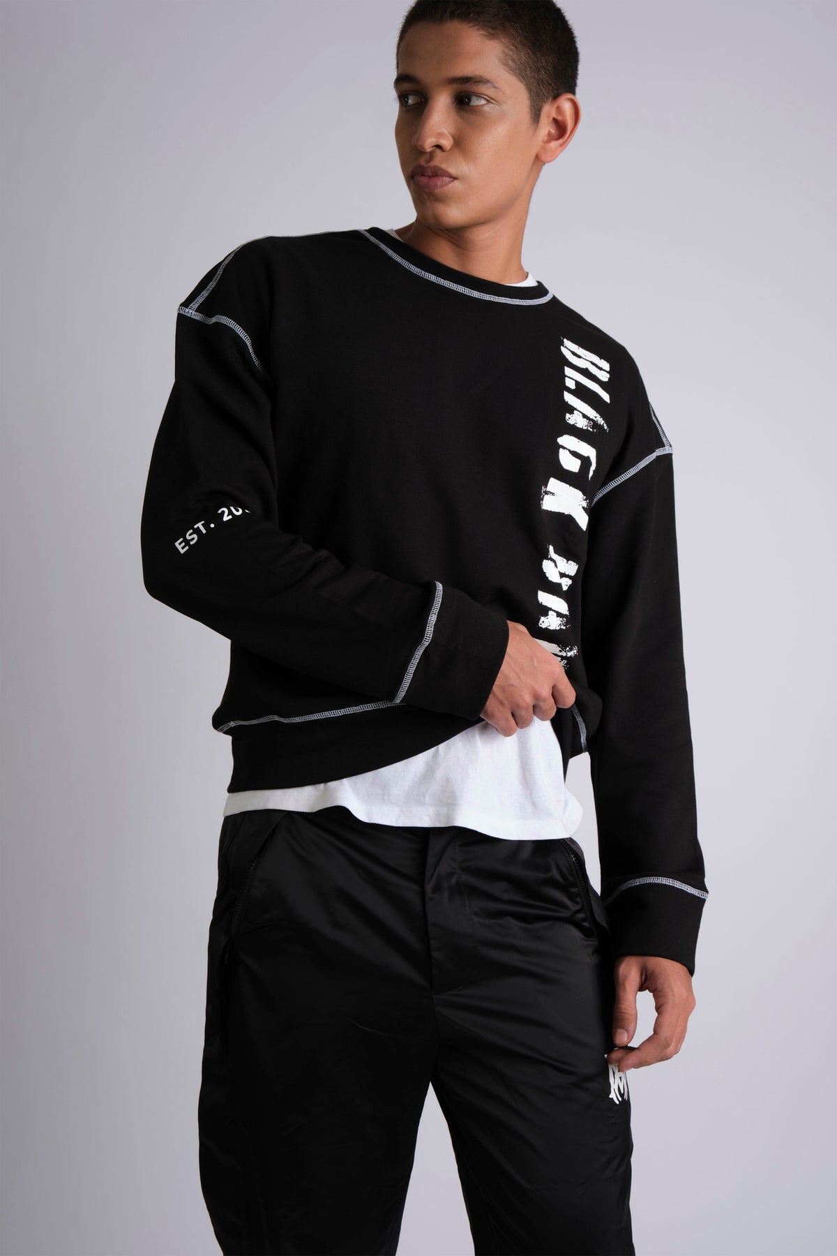 CONTRAST FLATLOCK SWEATSHIRT IN BLACK