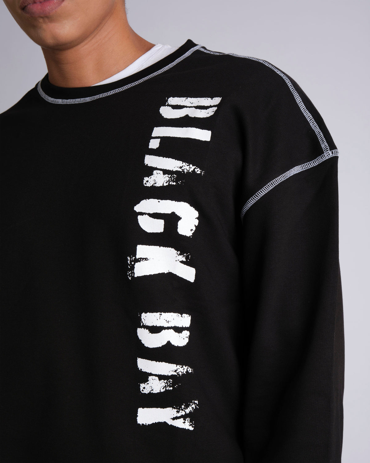 CONTRAST FLATLOCK SWEATSHIRT IN BLACK
